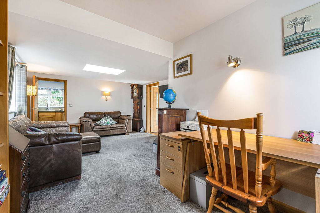 Property photo 3 of 35 Sitting Room (2)