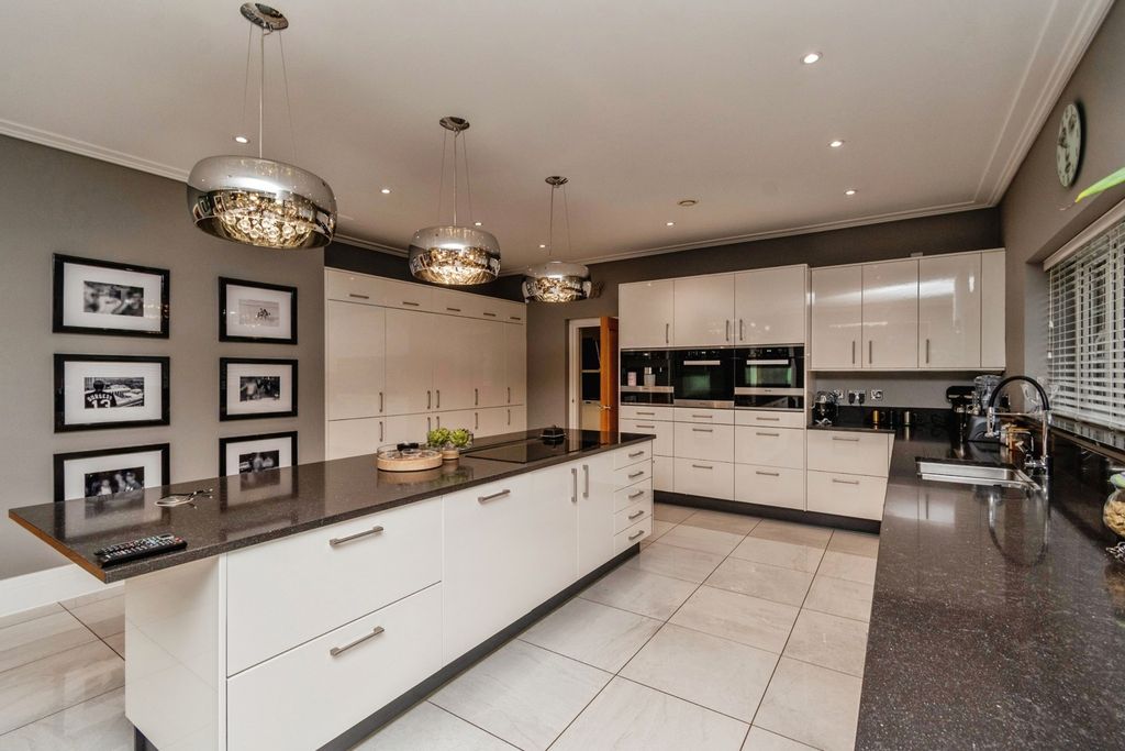 Property photo 3 of 46 Pbox-Img.Jpg