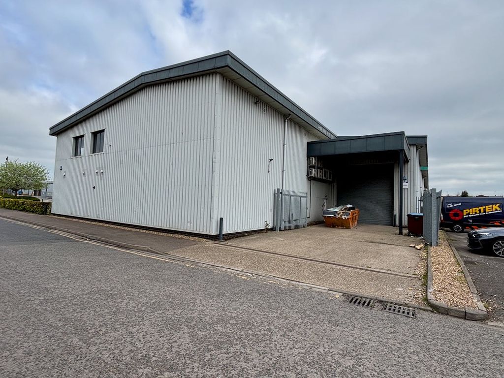 Property photo 2 of 5 14 Sundon Business Park Rear Loading Bay