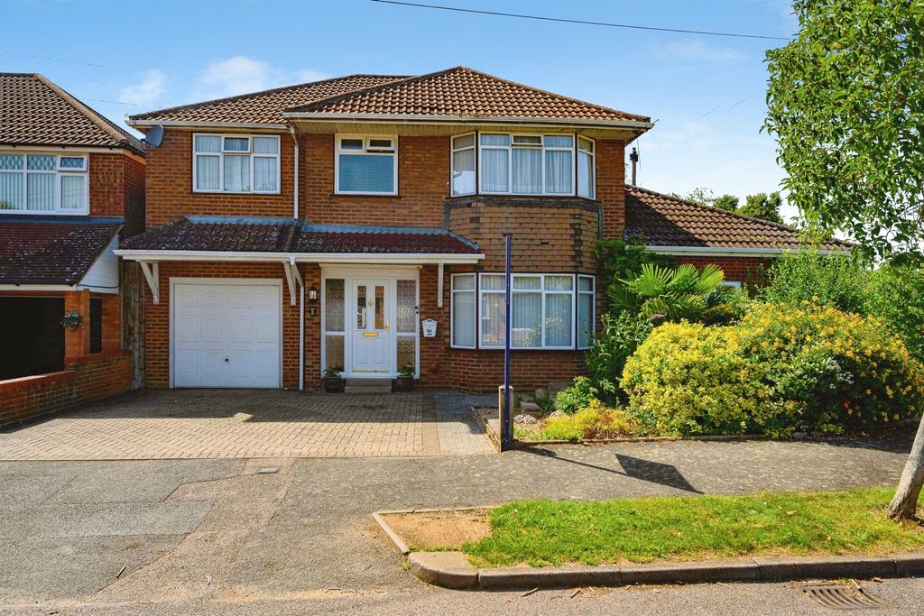 4 bed detached house for saleHillview Crescent, Luton LU2