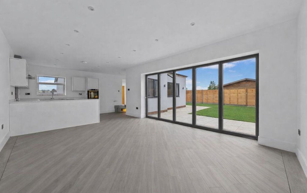 Property photo 2 of 17 052000Ec-0909-4915-Bea2-6Df2Bfa30E7B.Jpg