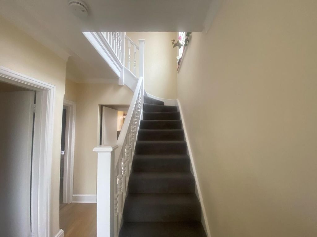 Property photo 2 of 8 Hallway