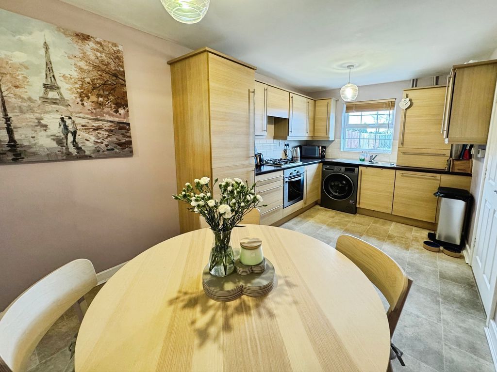 Property photo 3 of 9 Photo 8