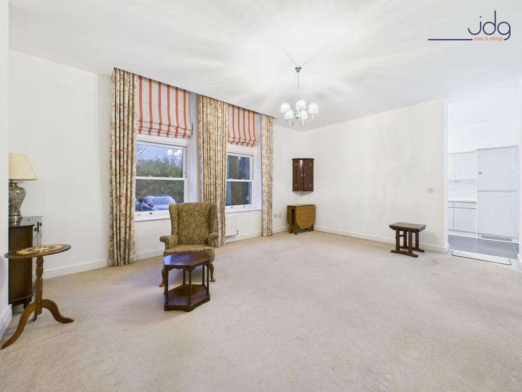 Property photo 3 of 8 Lounge