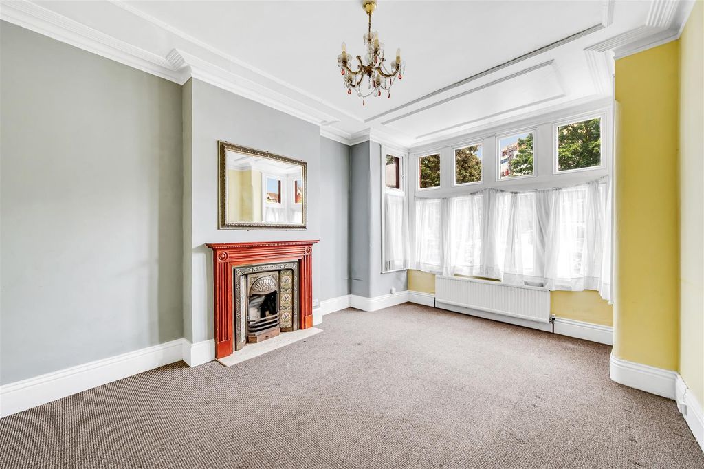Property photo 2 of 19 24 Chatsworth Gardens-3.Jpg