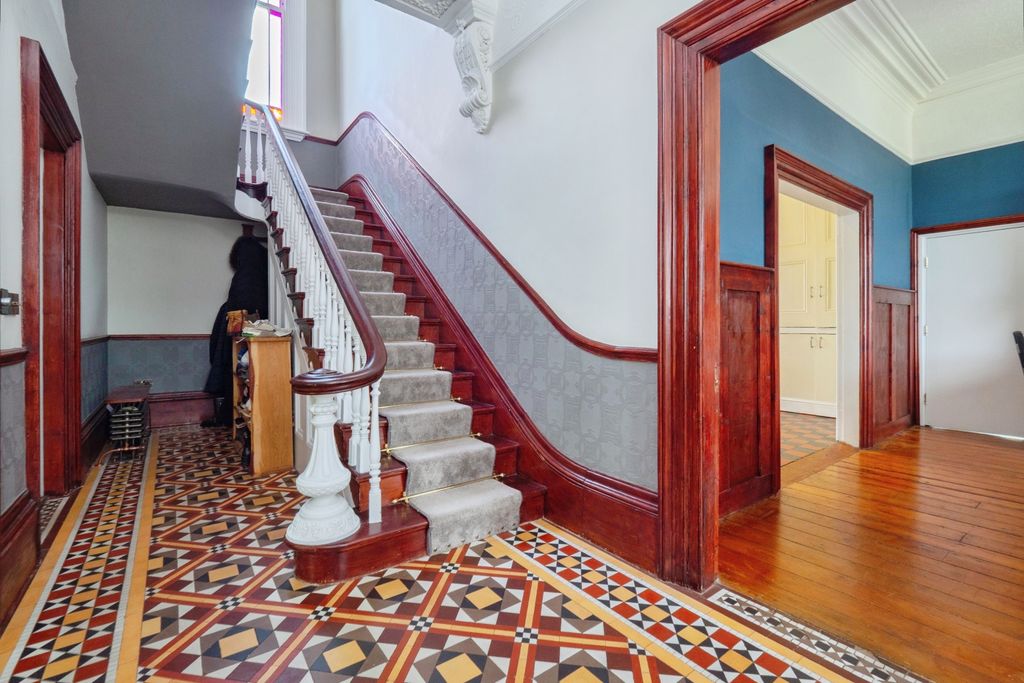 Property photo 3 of 27 Entrance Hall