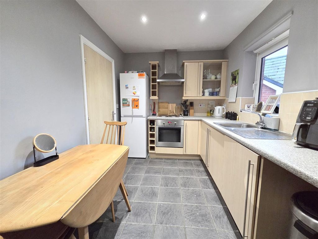 Property photo 3 of 7 Kitchen