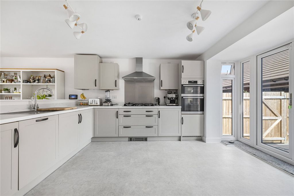 Property photo 3 of 18 Kitchen