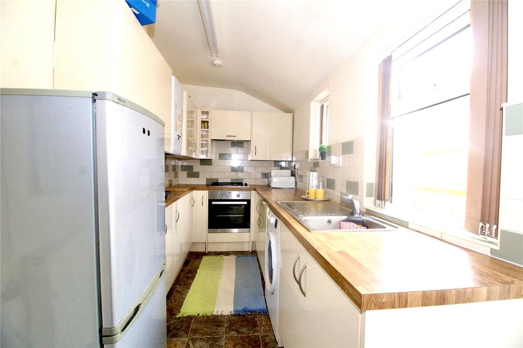 Property photo 2 of 8 Kitchen