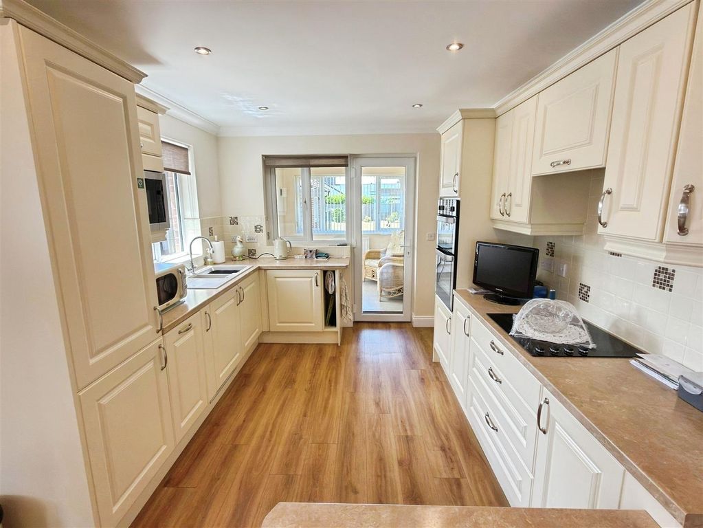 Property photo 3 of 24 Gunton Cliff (24).Jpg