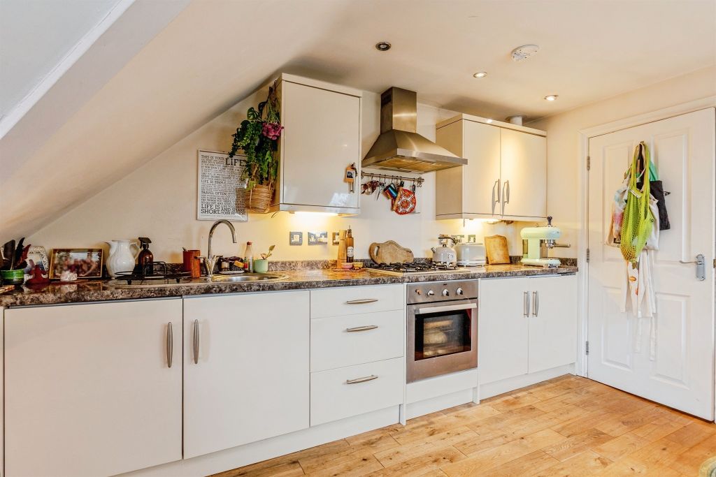 Property photo 3 of 10 Kitchen