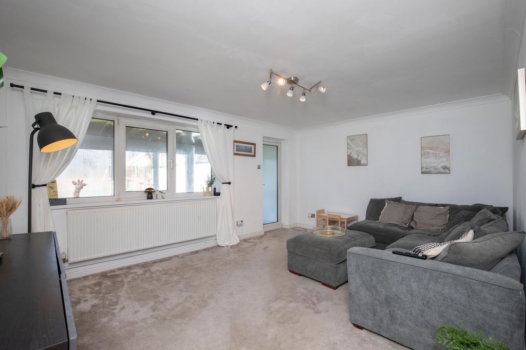 Property photo 2 of 28