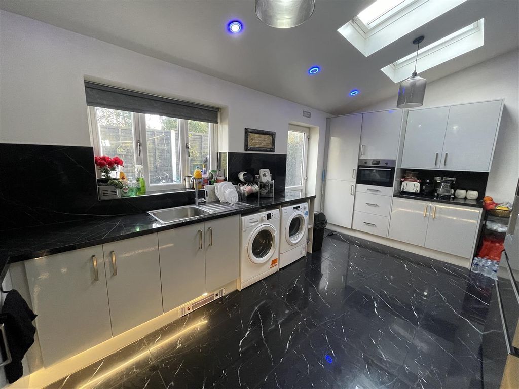 Property photo 3 of 20 Kitchen