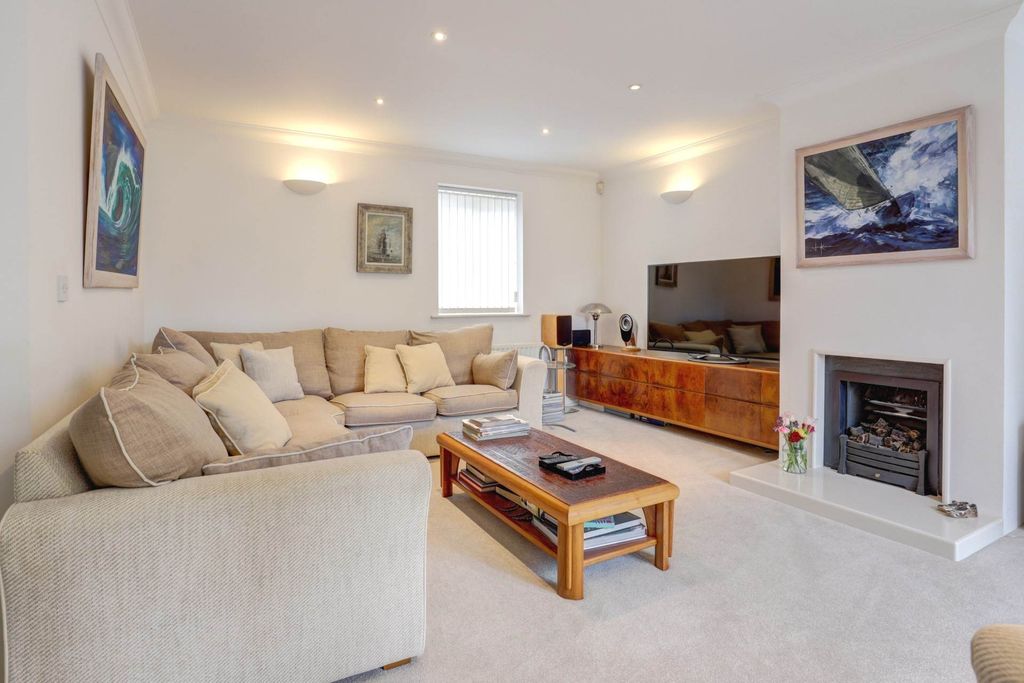 Property photo 2 of 31