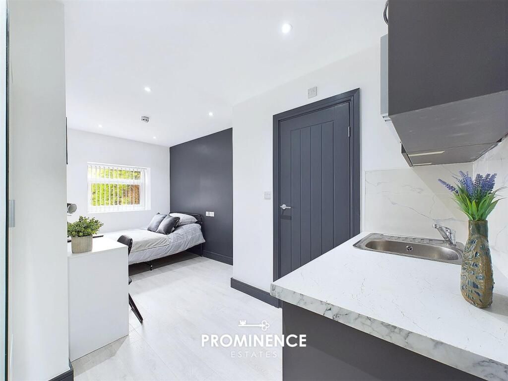 Property photo 3 of 9 Bright, Modern Double Bedroom With A Clean White F...