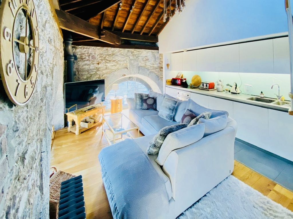 Property photo 3 of 10 682d9582-6A33-412d-A837-1Bf91B517E9F