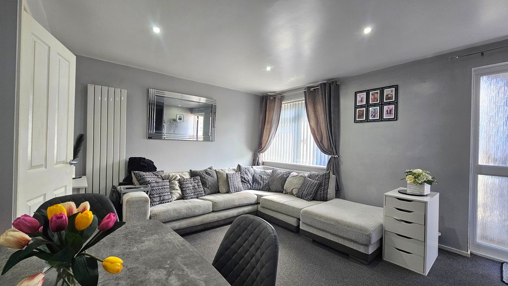 Property photo 3 of 15 Lounge