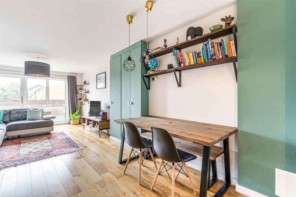 Property photo 2 of 13 Mabley Street, E9