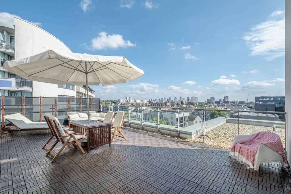 Property photo 3 of 16 Roof Terrace