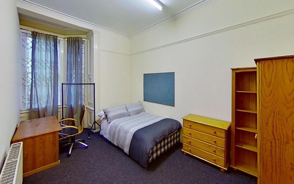 Property photo 3 of 7 Spacious And Inviting Double Bedroom Featuring Lar...