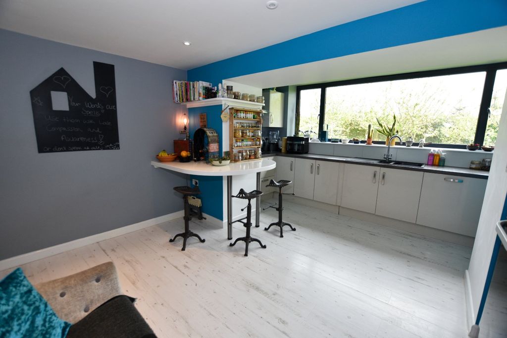 Property photo 2 of 17 Kitchen