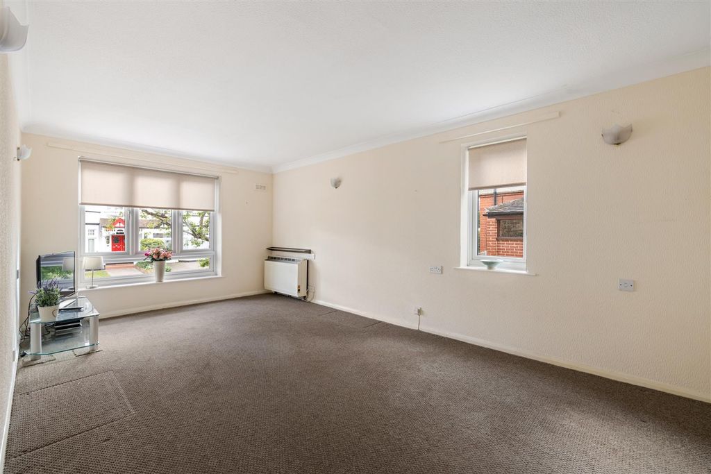 Property photo 2 of 20 Glebelands Avenue, E18