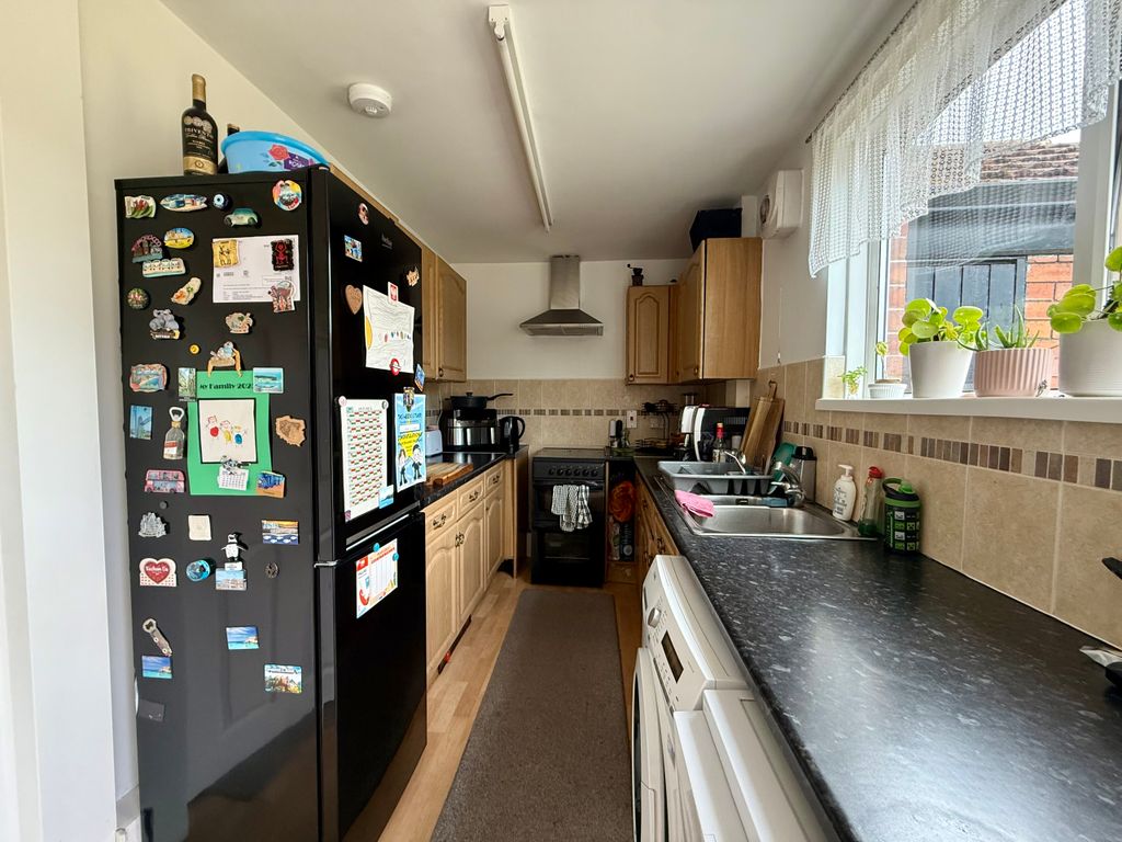 Property photo 3 of 8 Kitchen