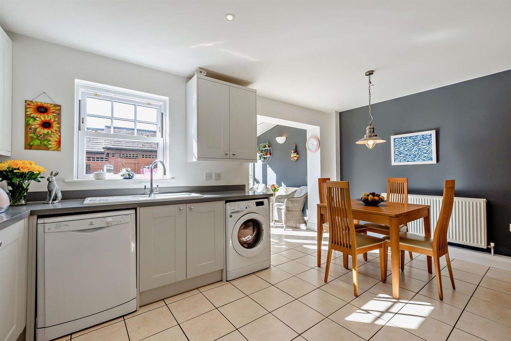 Property photo 3 of 34 8682836-Interior05-800.Jpg