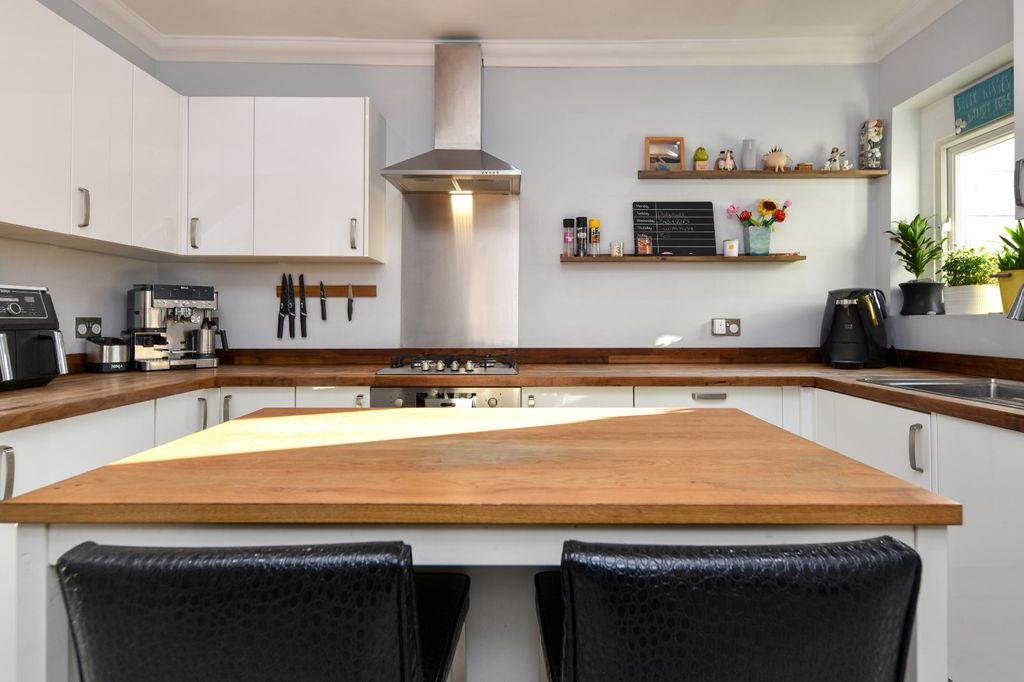 Property photo 3 of 37 Picture No. 11