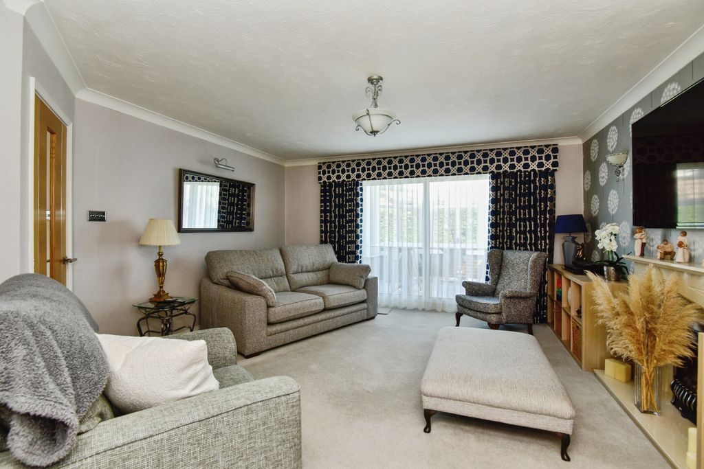 Property photo 1 of 20 Lounge