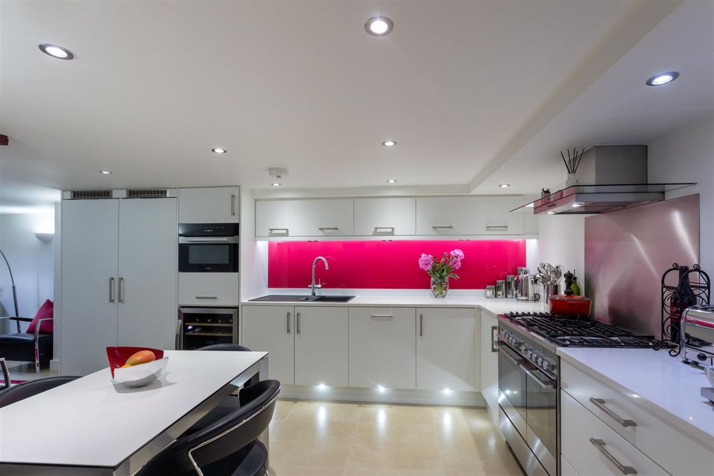 Property photo 3 of 17 Kitchen