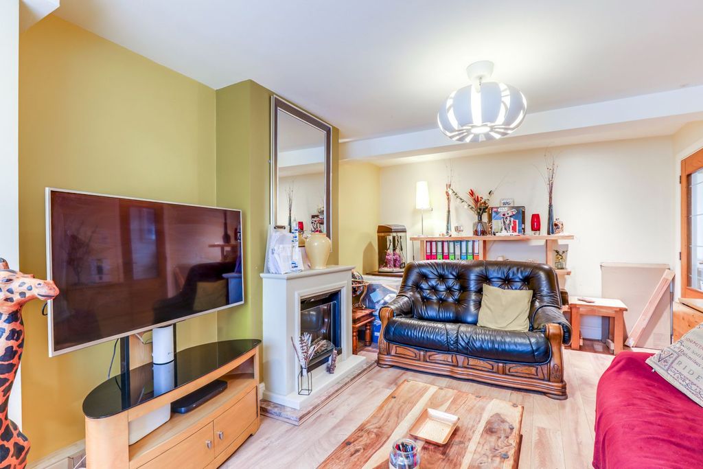 Property photo 2 of 20