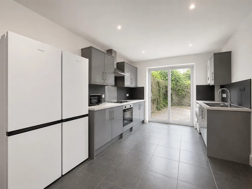 Apartment in Cardiff, Roath - View 3