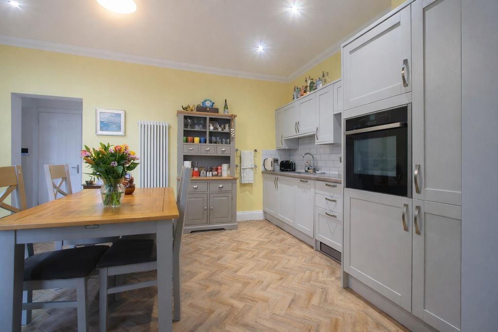 Property photo 2 of 13 Da7A68d5-6F97-4F3E-921d-3885A7133B18.Png