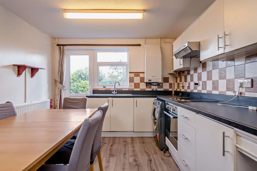 Property photo 3 of 9 8682459-Interior05-800.Jpg