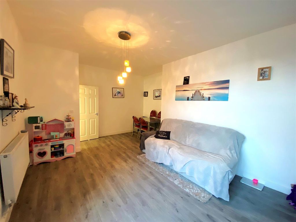 Property photo 3 of 11 1 St Margarets Ct - Lounge2.Jpg