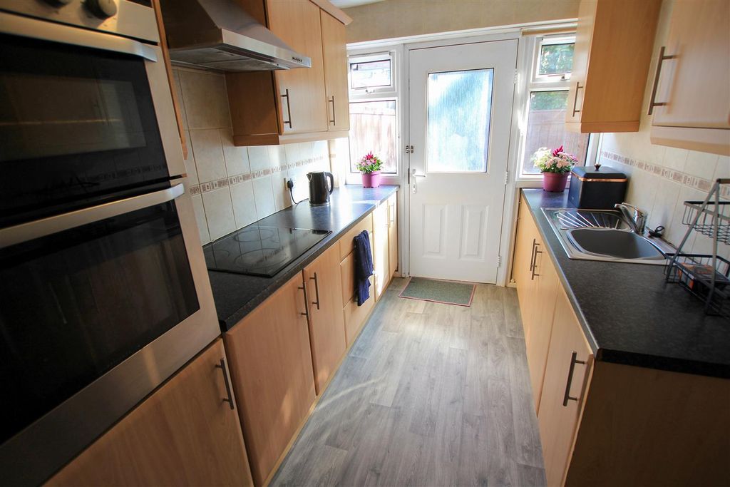 Property photo 3 of 11 Kitchen (1).Jpg
