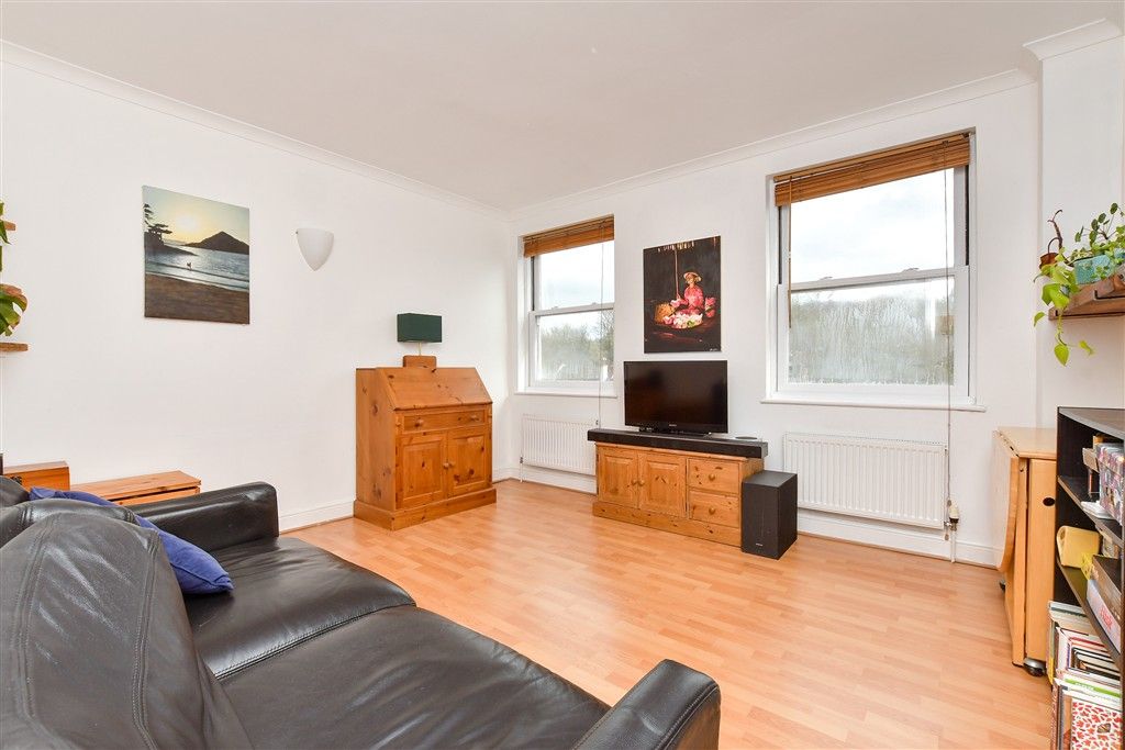 Property photo 3 of 10 Lounge