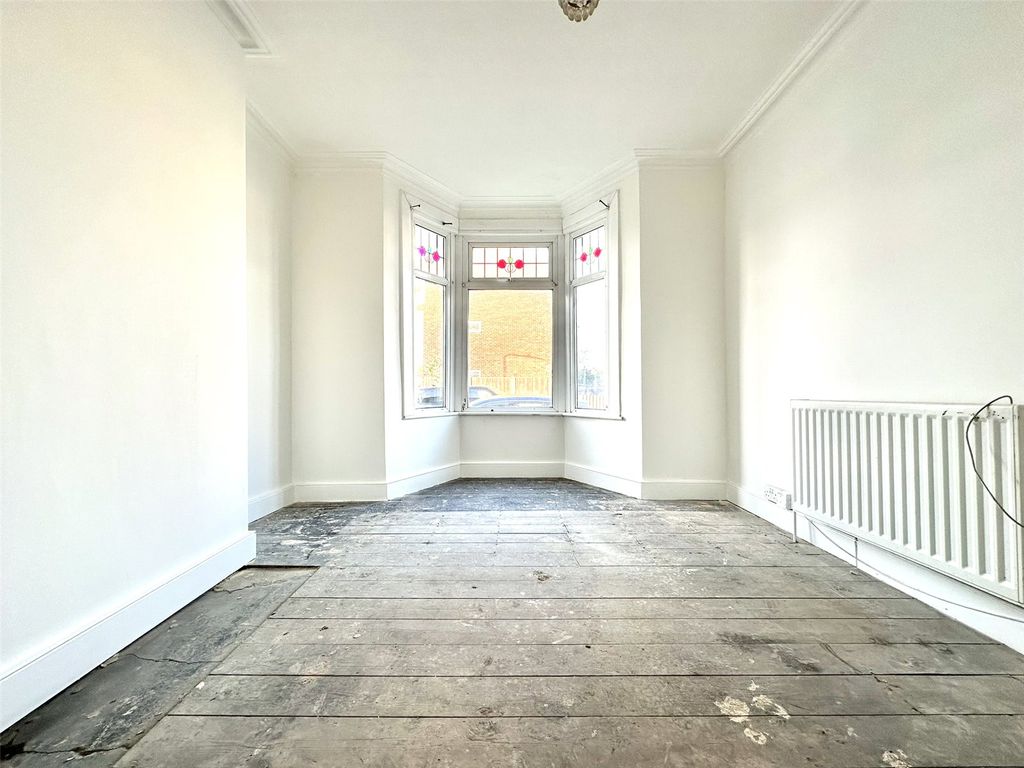 Property photo 2 of 22 Lounge