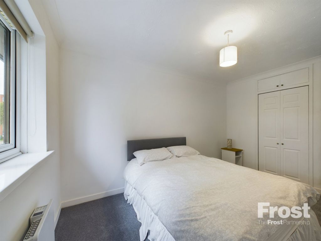 Property photo 2 of 6 Bedroom