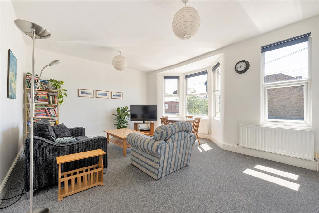 Property photo 2 of 23 Cottenham Road, E17