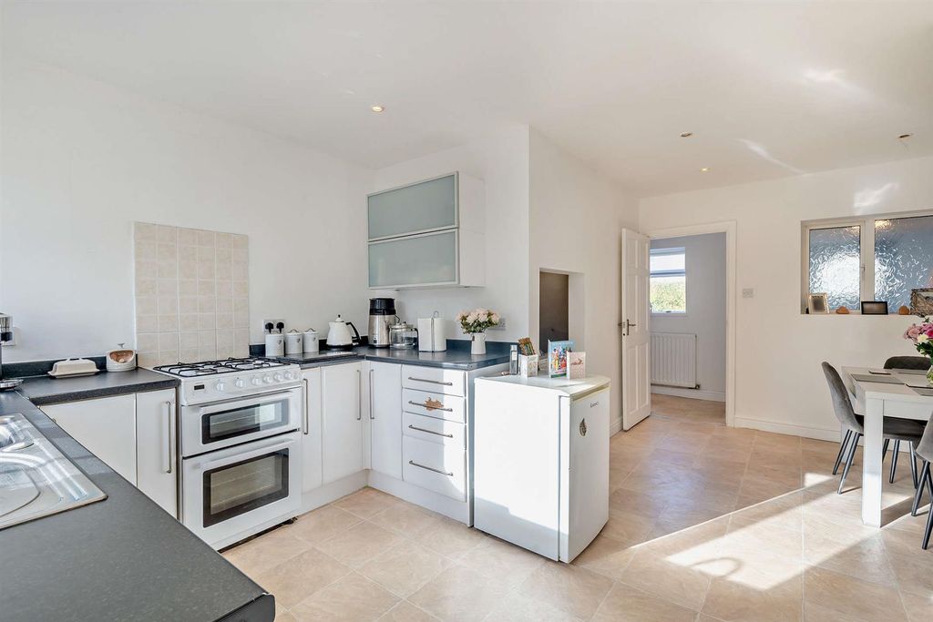 Property photo 2 of 17 8668578-Interior06-800.Jpg