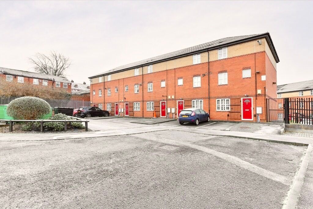 Property photo 3 of 9 Modern Red-Brick Terraced Property With Secure Gat...