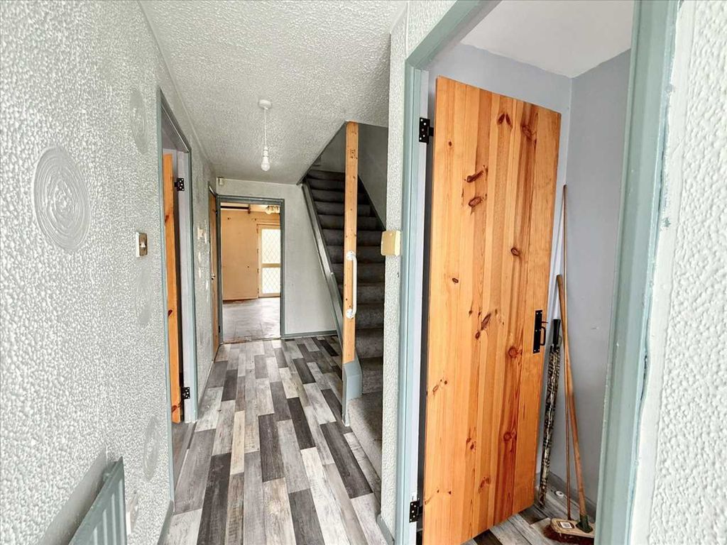 Property photo 3 of 20 Entrance Hallway