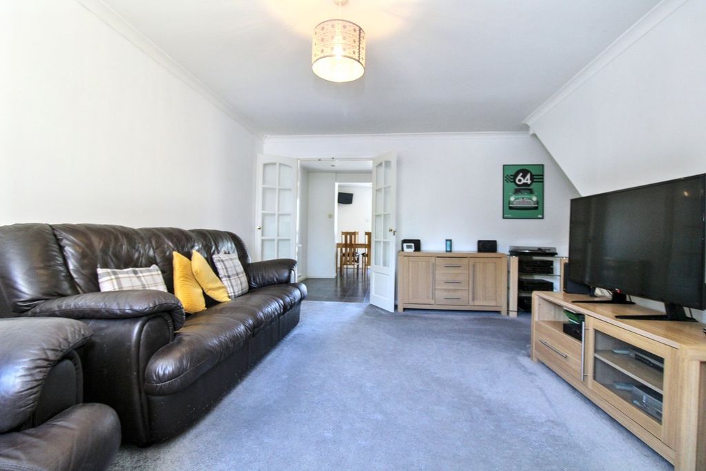 Property photo 2 of 18 Lounge