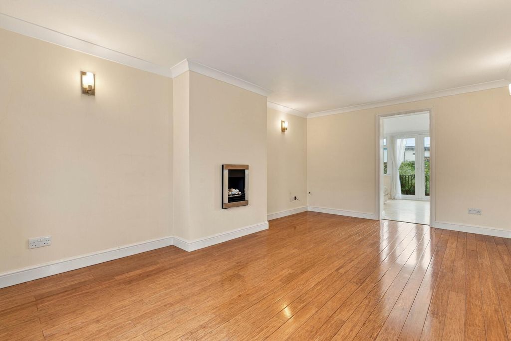 Property photo 3 of 33 Living Room