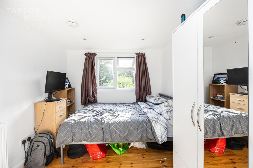 Property photo 3 of 12 Bedroom