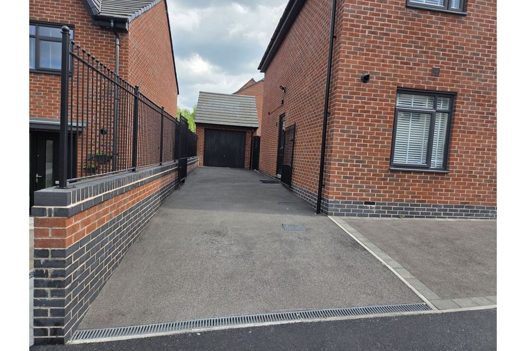 Property photo 3 of 14 Garage