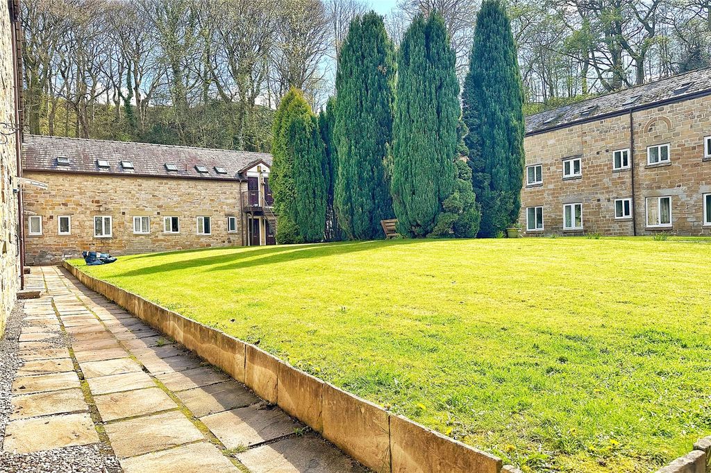 Property photo 2 of 17 Communial Garden