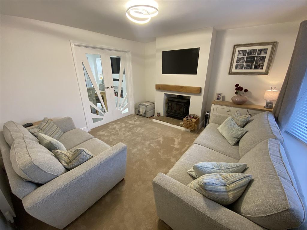 Property photo 2 of 16 Lounge